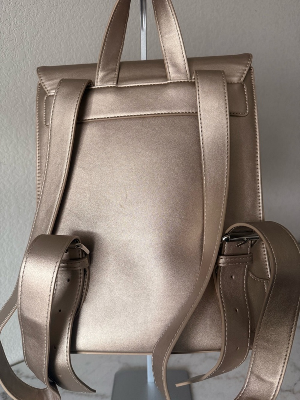 SASSY JONES Metallic Light Gold Backpack - Picture 9 of 11